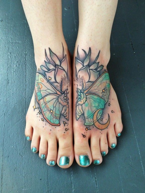 脚背分开的彩色蝴蝶纹身图案