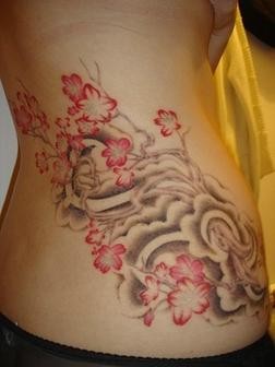 侧肋红色的花和祥云中国风纹身图案