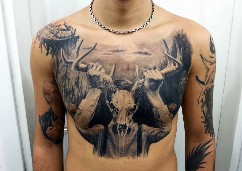 胸部黑色神秘小男孩与鹿头骨纹身图案