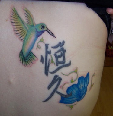 蜂鸟和中国汉字花朵纹身图案