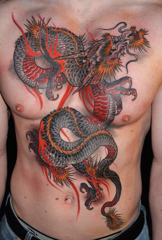 胸腹彩绘红色的龙纹身图案
