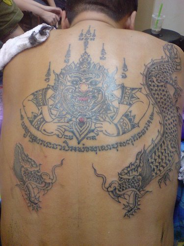 背部佛教人物与龙纹身图案