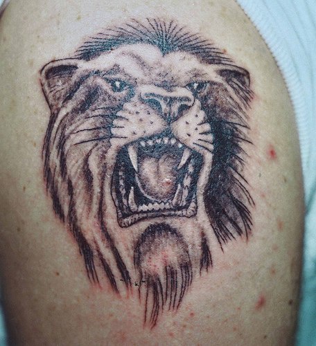 黑色咆哮狮子纹身图案