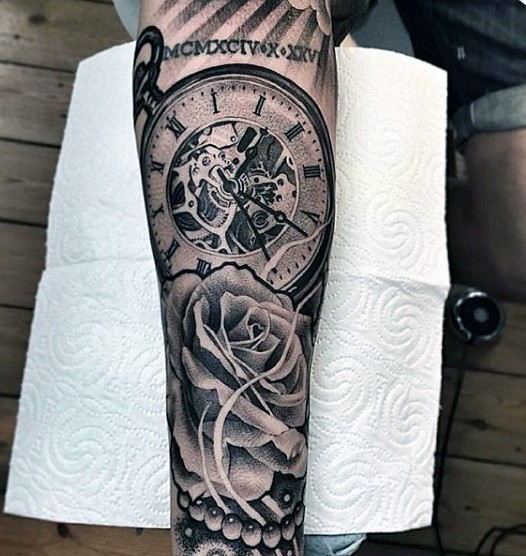 逼真的黑色点刺机械时钟与玫瑰手臂纹身图案