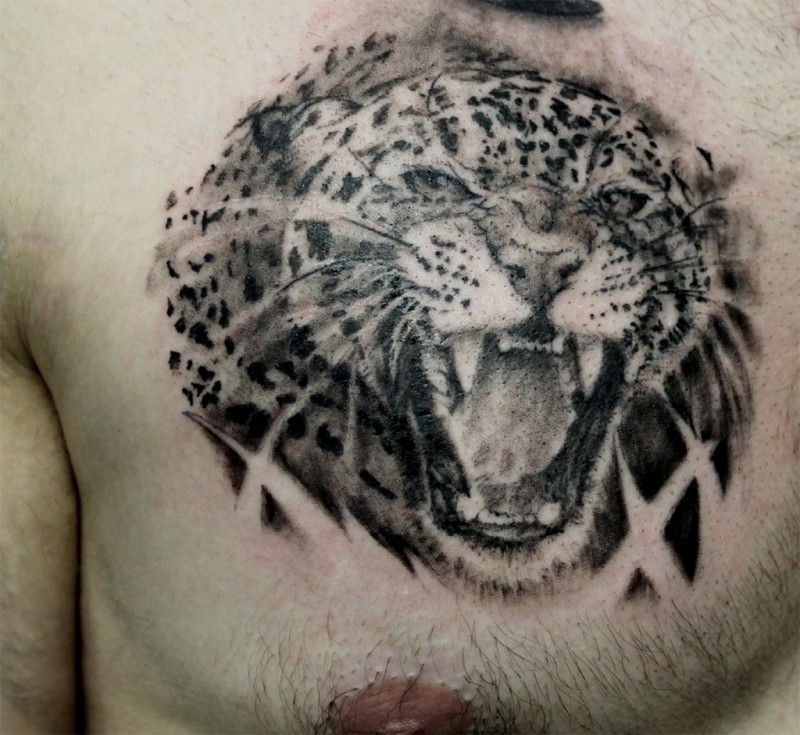 黑色的豹子咆哮胸部纹身图案