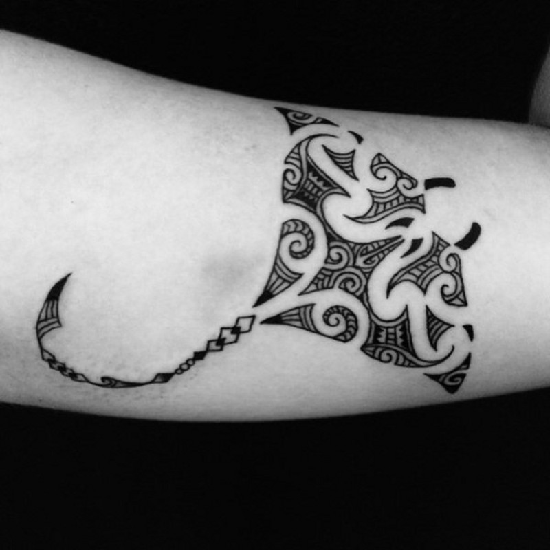 小臂黑色部落风格鳐鱼纹身图案
