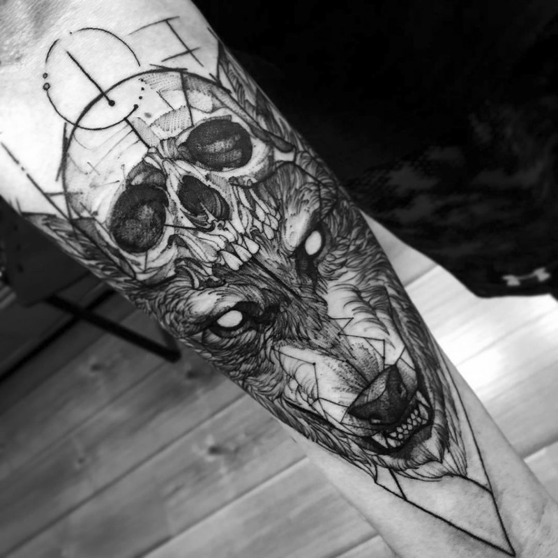 手臂黑色恶魔狼头与骷髅纹身图案
