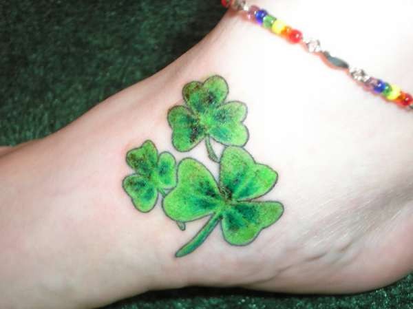 三片绿色爱尔兰三叶草纹身图案
