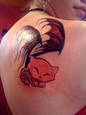 红色的猫和翅膀纹身图案