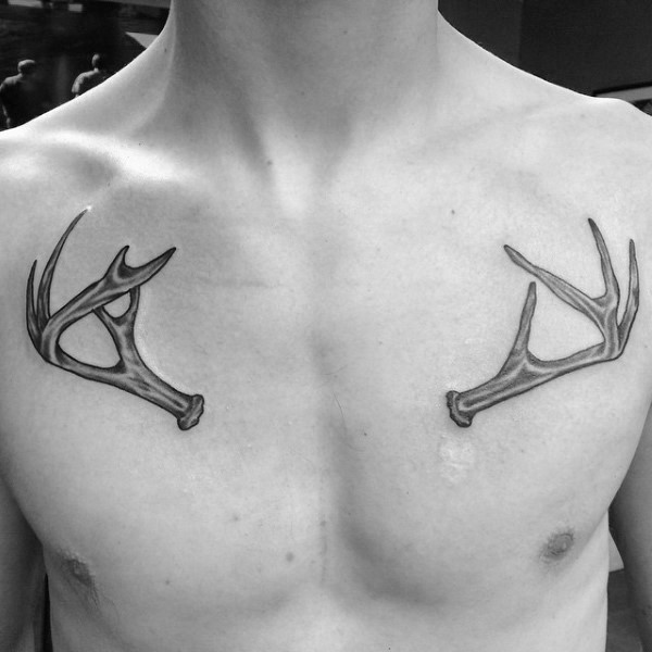 胸部可爱的鹿角纹身图案