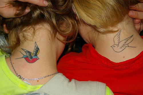 闺蜜彩色和黑色的燕子纹身图案