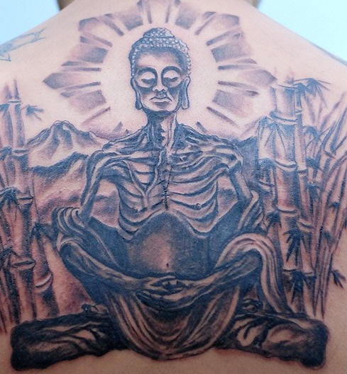 背部冥想的饥饿佛像纹身图案
