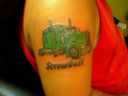 大臂奇妙的绿色汽车字母纹身图案