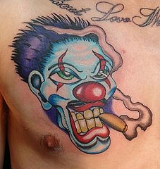 胸部吸烟小丑纹身图案