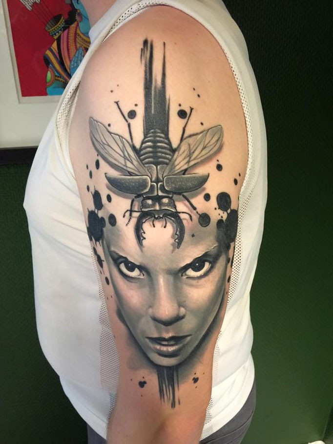 大臂写实女性肖像和昆虫纹身图案