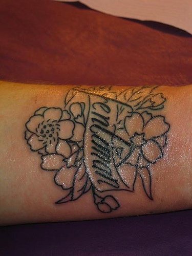 经典花卉和字母手腕纹身图案