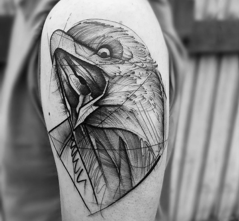 大臂黑色线条鹰个性纹身图案