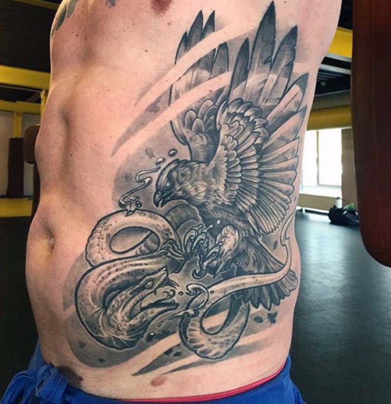 幻想风格黑色鹰和蛇战斗侧肋纹身图案