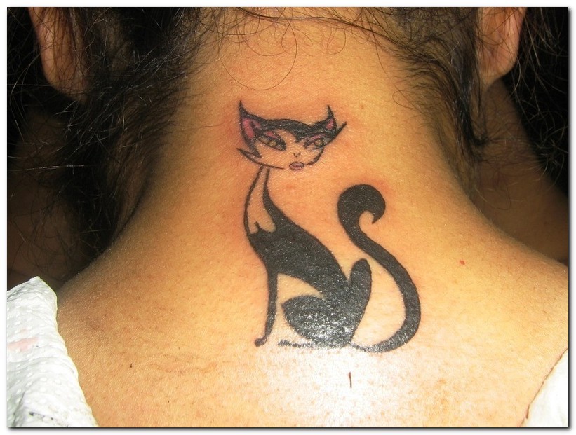 脖子上妖艳的猫纹身图案