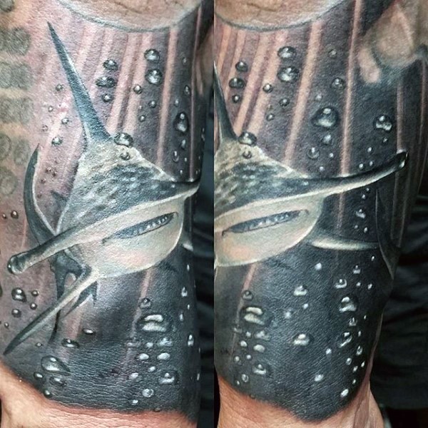 小臂黑白逼真的锤头鲨纹身图案
