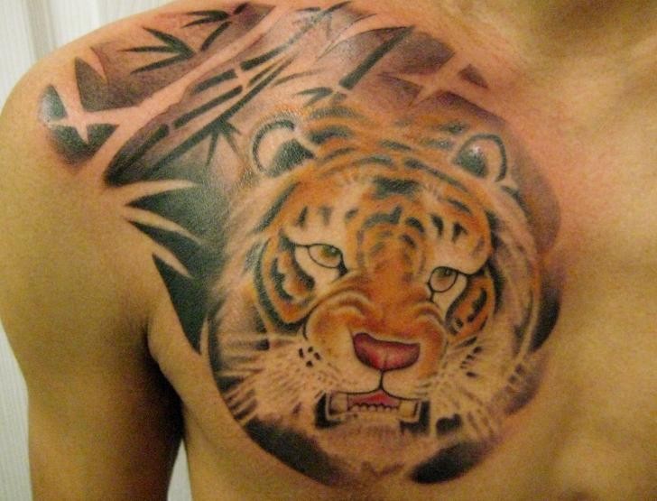 写实的老虎和竹林胸部纹身图案