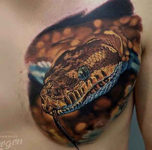 胸部彩色逼真的大蛇纹身图案