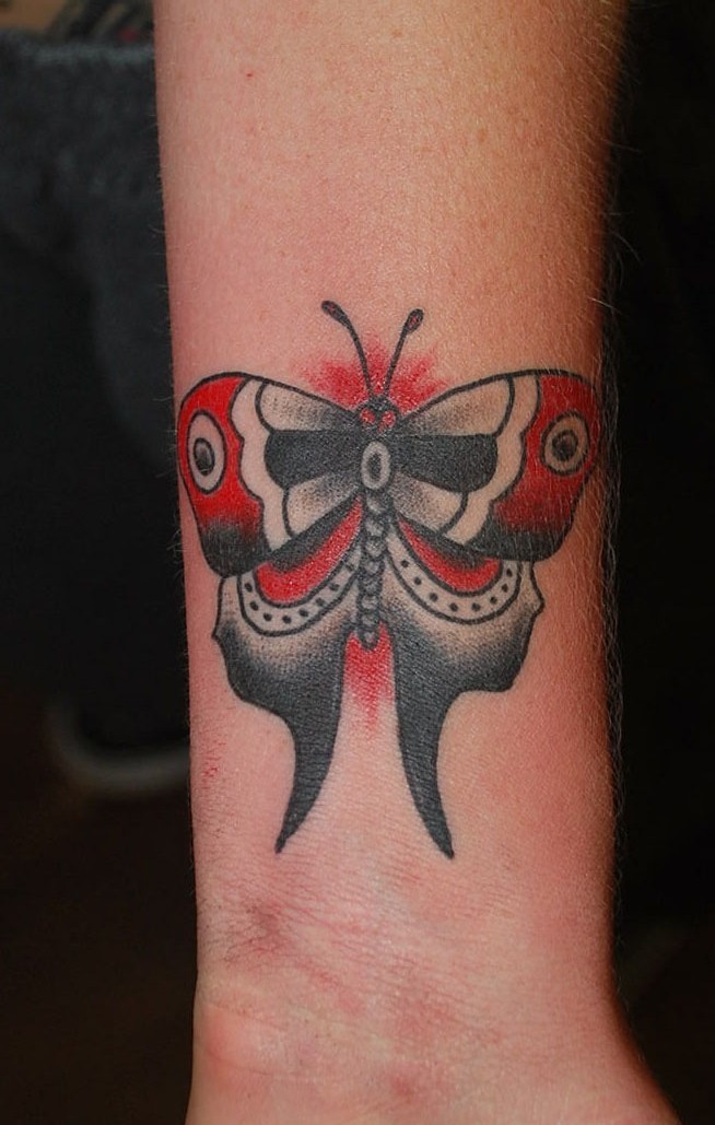灰色和红色传统蝴蝶纹身图案