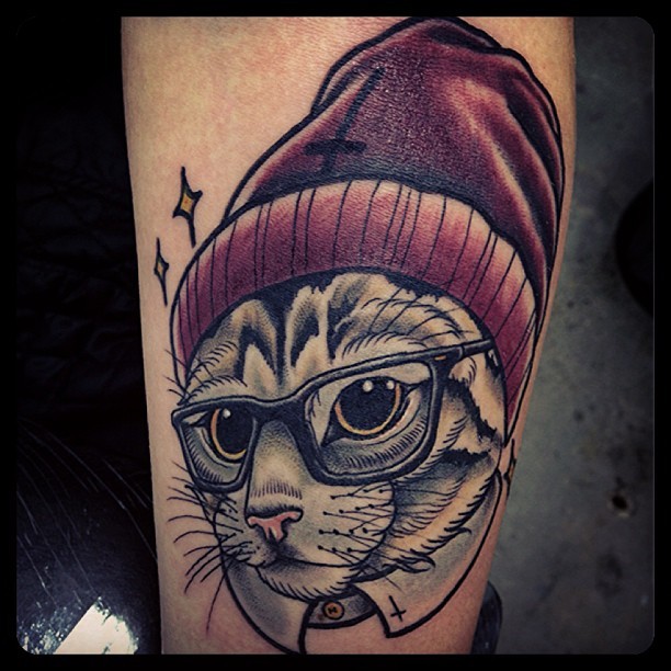 戴眼镜和帽子的猫纹身图案