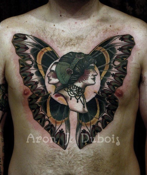 胸部彩色女人和男人肖像与蝴蝶翅膀纹身图案