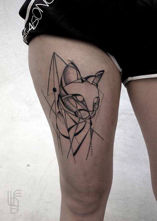 小腿印象深刻的黑色线条神秘猫纹身图案