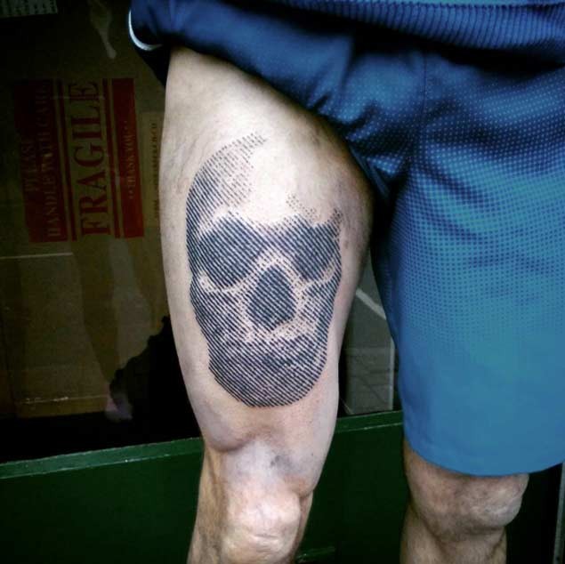 大腿黑色像素风格骷髅纹身图案