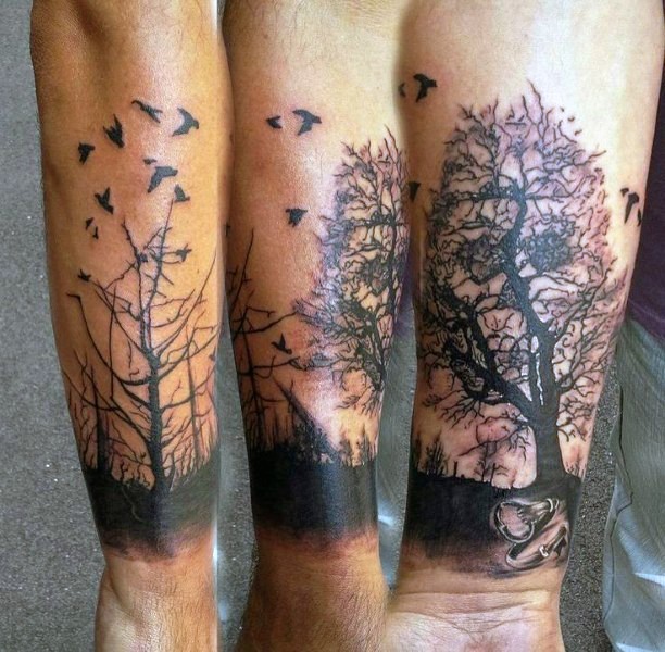 小臂黑色的黑暗森林与小鸟纹身图案