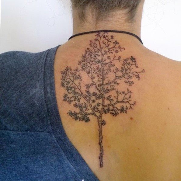 背部逼真的黑色树纹身图案