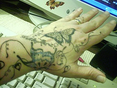 手臂蝴蝶藤蔓纹身图案