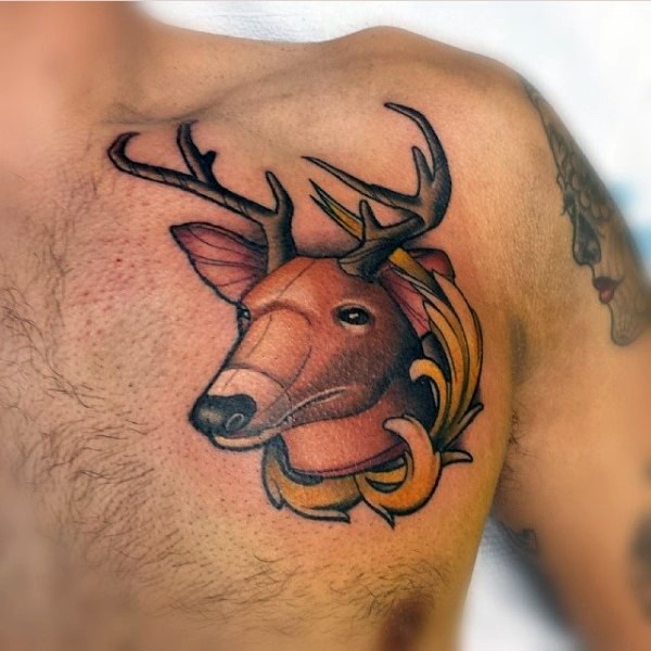 胸部彩色的鹿头纹身图案