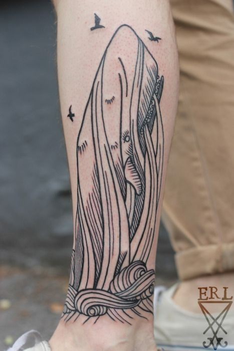黑色线条鲸鱼小臂纹身图案