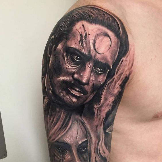 手臂神秘的黑灰风格男子与月亮符号纹身图案