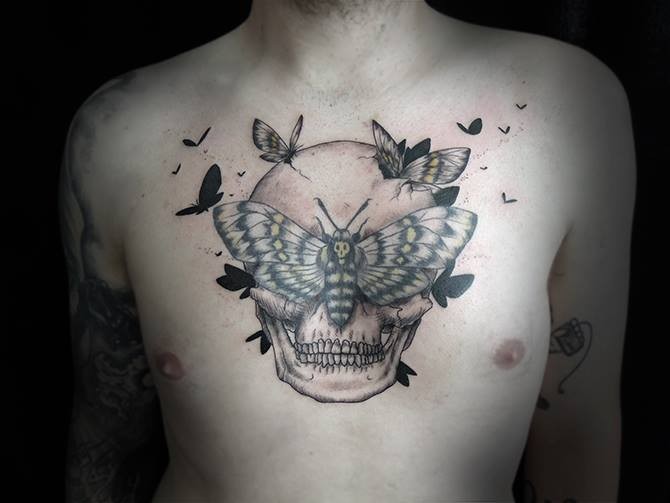 胸部有趣的彩色骷髅与蝴蝶纹身图案