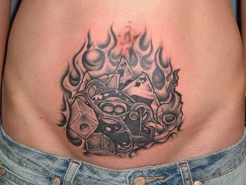 腹部黑色火焰扑克牌骷髅纹身图案