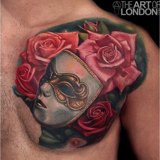 胸部彩色玫瑰与面具纹身图案