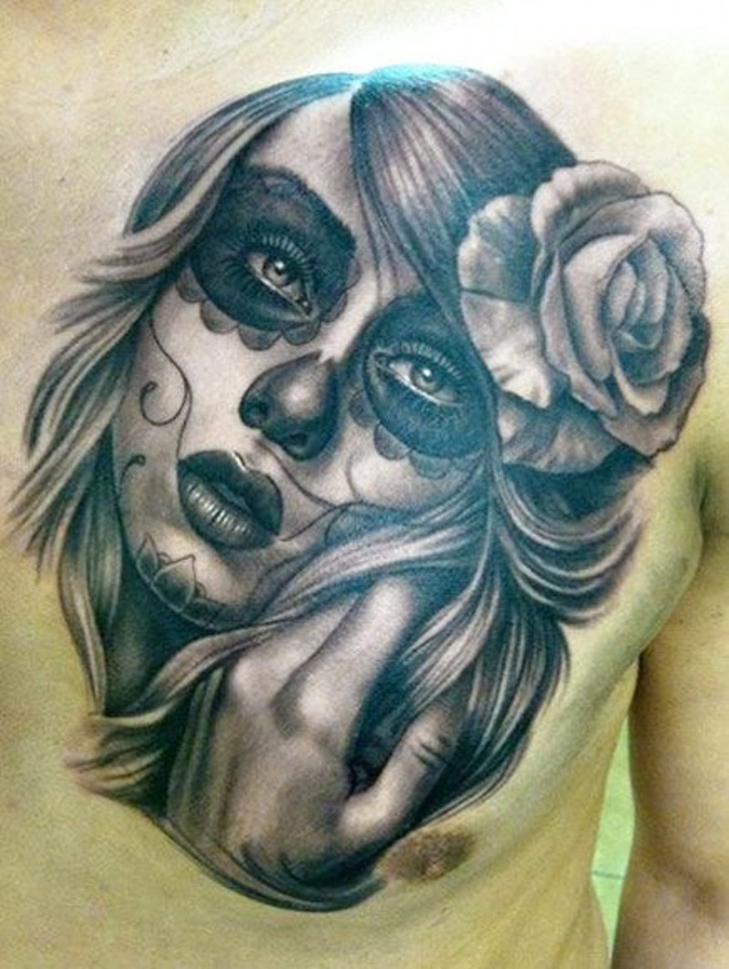 胸部死亡女郎和玫瑰纹身图案