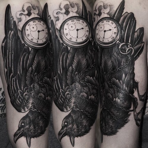 雕刻风格黑色乌鸦和时钟纹身图案
