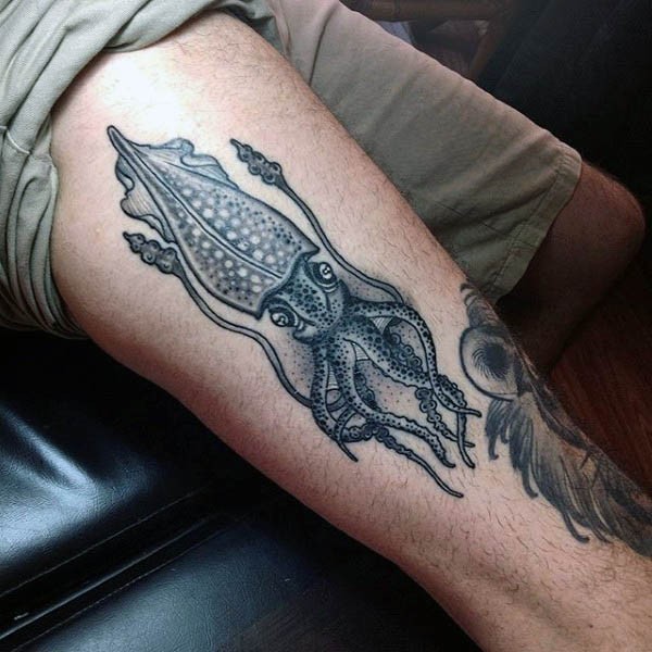 大腿精致的黑灰鱿鱼纹身图案
