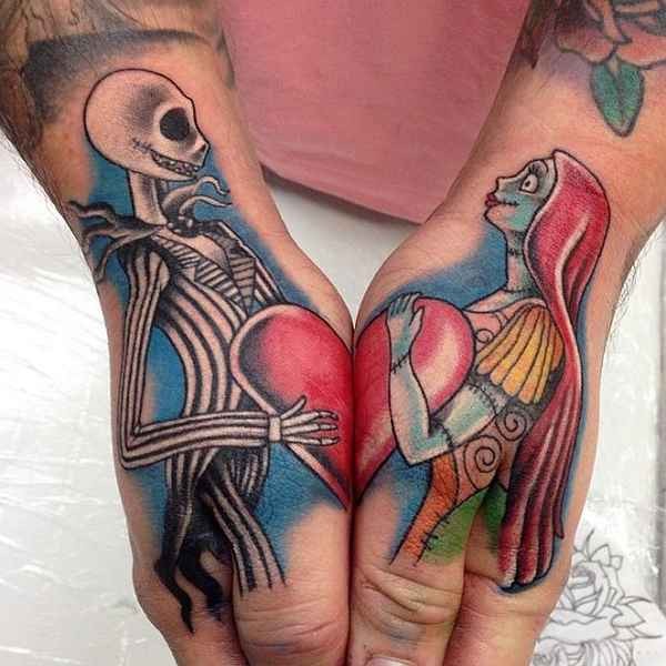 手部彩色僵尸夫妇和心形纹身图案