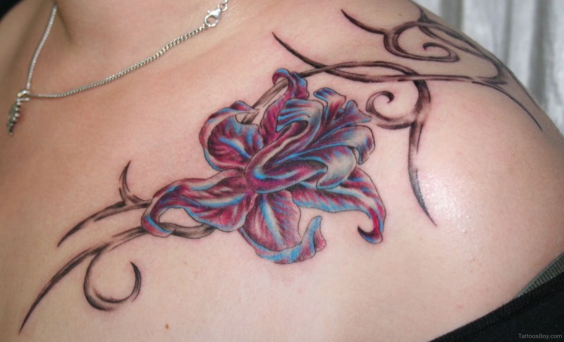 有趣的彩色漂亮花朵胸部纹身图案