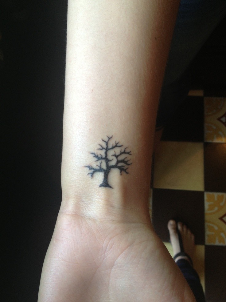 手腕小清新黑色树纹身图案