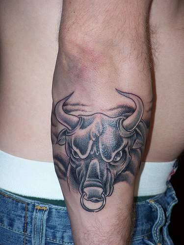小臂愤怒的公牛黑色纹身图案