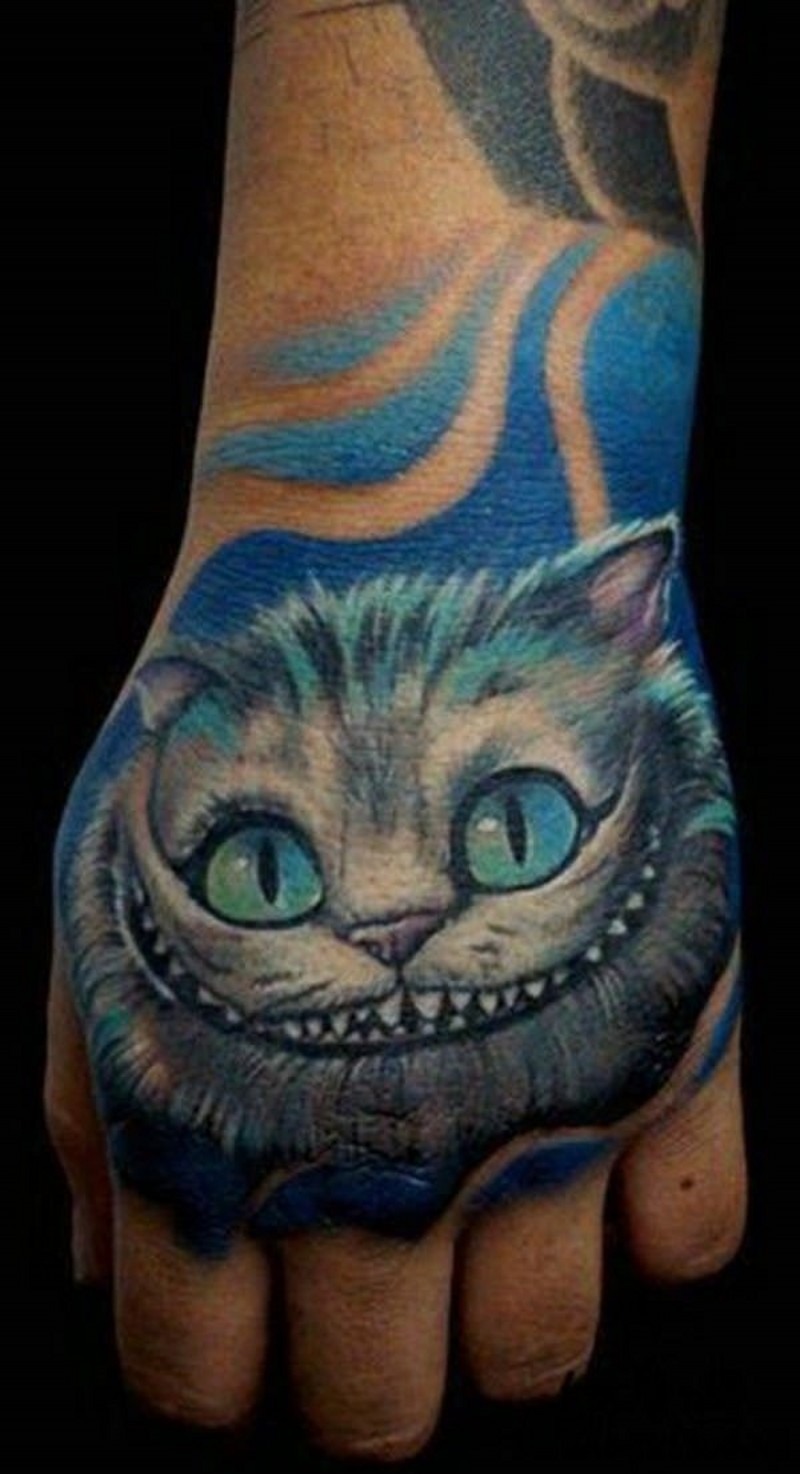 手背滑稽的彩色柴郡猫纹身图案