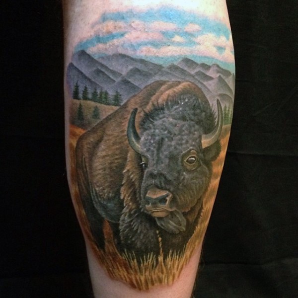 彩色的野生公牛与山脉风景纹身图案