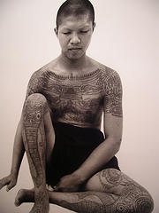 男子全身传统佛教经文纹身图案